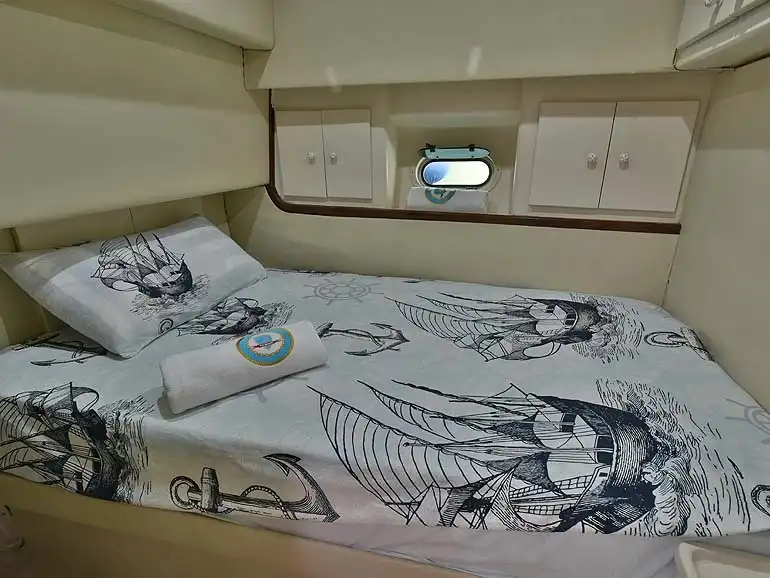 TU NAVY 3-YACHT